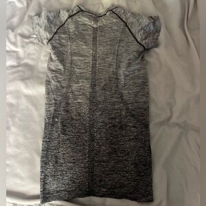 LULULEMON GREY TO BLACK OMBRÉ SHORT SLEEVE SWIFTLY TECH SHIRT! Size 6!